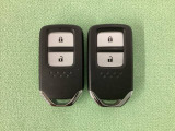 スマートキーを装備しています。鍵を差し込むことなくドアロックの開け閉めと、スタートボタン操作でのエンジンスタートができます。スペアキーも同じものを用意しております。