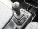 5速マニュアルミッションを装備。使いやすいシフトノブ、エンジン始動はクラッチペダルを踏み込んでスタートして下さい。スポーツカーならではのシフトフィールを味わえます!