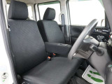 運転席のスペースはゆったりしていて、視界も広く確保されているので普段の運転からロングドライブまで快適です。