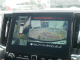 バックモニター(黄色いガイドラインのお陰で、駐車がしやすいです。真上から見下ろしたアングル付きです)