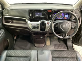 車内は光触媒抗菌消臭施工済です。インパネ周りはスタイリッシュなデザインで機能や装備も充実しています。グローブボックスやカップホルダーのほかにトレーなどたくさんの収納スペースが付いています。