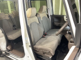 乗降がしやすい運転席。高さが調節できて小柄な女性でもベストポジションをとることができます。