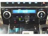 【左右独立エアコン】運転席と助手席でそれぞれお好みの温度設定が可能です。便利です♪