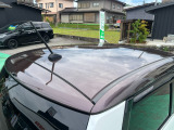 目立つキズ凹み等はありませんが、中古車という商品の特性ルーフには子キズや塗装しみがあります