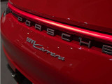 広い展示場には、さまざまな車両を展示しております。試乗など、お気軽にスタッフまでお声がけくださいませ。