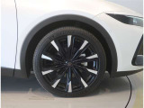 純正のアルミホイール装着車です。タイヤサイズは225/45R21です。