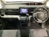 車内は光触媒抗菌消臭施工済です。インパネ周りはスタイリッシュなデザインで機能や装備も充実しています。グローブボックスやカップホルダーのほかにトレーなどたくさんの収納スペースが付いています。