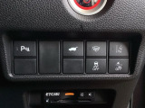 Hondaセンシング用の、VSA(ABS+TCS+横滑り抑制)解除とレーンキープアシストシステムのメインスイッチなどはハンドルの右側に装備しています。