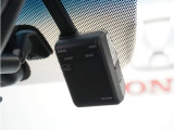 ◆ドライブレコーダー◆映像・音声などを記録する自動車用の装置です。 もしもの事故の際の記録はもちろん、旅行の際の思い出としてドライブの映像を楽しむことができます。