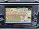 スマートフォン用アプリ[Apple CarPlay][Android Auto]対応の純正ナビ Discover Pro を装備、CD、ラジオ、TV、SDカード、USB、Bluetoothも対応。