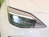 【LEDヘッドライト】悪天候や夜間走行時も良好な視界を確保し安心して運転できる高輝度LEDヘッドライトを装備!点灯速度が早く、消費電力も抑えられています。