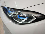 【レーザーライト】ブルーのデザインとBMW Laserのロゴにより視覚的にも個性を主張するレーザーライト。ハイビームモードを設定すると最長600mまでの距離を照射。夜間におけるドライビングの快適性を向上させます。