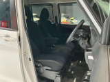 運転席、助手席です。座面も広くゆったりと座れてアームレストも付いているので重宝します。