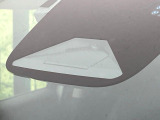 【ホンダセンシング】走行中に前方の車両等を認識し、衝突しそうな時は警報とブレーキで衝突回避と被害軽減をアシスト。より安全にドライブをお楽しみいただけます。