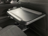 後席にはワンタッチでセットできるトレイを装備、ドリンクホルダーやバッグフックも付いており、ドライブスルーやコンビニのお弁当も置けて、お子様も大喜びです。