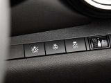 運転席の右側にはエマージェンシーブレーキ、ステアリングヒーター、VDCのスイッチが有ります。