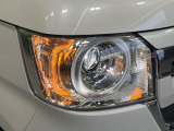 【LEDヘッドライト】悪天候や夜間走行時も良好な視界を確保し安心して運転できる高輝度LEDヘッドライトを装備!点灯速度が早く、消費電力も抑えられています。
