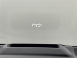 【ヘッドアップディスプレイ(HUD)】フロントウインドウガラスに走行情報を投影します。運転中の目線と重なるように表示されるので、少ない視線移動で速度が確認できるので、 ドライビングに集中できます!