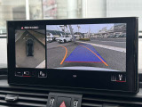 ●サラウンドビューカメラ『車両の4つのカメラから得た映像を合成し、上空から眺めているような映像をモニターに映し出します。車両周辺の歩行者や障害物などの発見に役立ちます。』