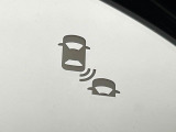 【ブラインドスポットインフォメーション】走行中、ドアミラーの死角になりやすい箇所に後続車が接近するとサイドミラー付近に警告を表示、ドライバーに注意喚起をしてくれます。
