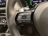 ステアリングにオーディオ操作スイッチが付いています。オーディオ画面に直接タッチしなくても操作が出来ますので、運転に集中できます。