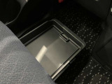助手席の下にはトレーが付いていますので外部からも見られたくないものも収納出来ます。