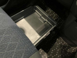 助手席の下にはトレーが付いていますので外部からも見られたくないものも収納出来ます。