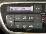 【オートエアコン】一度お好みの温度に設定すれば、車内の温度を検知し風量や温度を自動で調整。暑い…寒い…と何度もスイッチ操作をする必要はありません。快適な車内空間には必須の機能ですね♪
