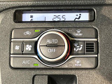 【オートエアコン】一度お好みの温度に設定すれば、車内の温度を検知し風量や温度を自動で調整。暑い…寒い…と何度もスイッチ操作をする必要はありません。快適な車内空間には必須の機能ですね♪