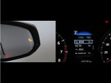 隣車線を走る車両をレーダーで検知し、ドアミラーでは確認しにくい後側方エリアに存在する車両に加え、急接近してくる車両も検知します。車両を検知するとドアミラーに搭載されたLEDインジケーターが点灯します。