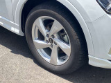 18インチ純正アルミホイール装備 全車両に標準装備の純正アルミホイールは、純正ならではのバランスの良いデザインと、走行安定性をお楽しみ頂けます。
