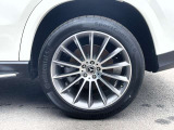 納車前整備はメーカー規定に基づき併設工場で入念に行います。メルセデス・ベンツ指定のツールと技術を用い、メーカーの研修を受けたメカニックがお客様のお車を整備いたします。