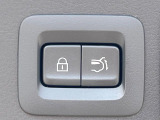 【パワーバックドア】スマートキーや運転席のボタンを押すだけでリアゲートが自動で開閉します!荷物を持っている時や、高い位置にあるバックドアを閉める際に便利な機能です♪