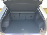 開口部が低く設定されているので、荷物の積み下ろしがスムーズに行えます。更に分割可倒式リアシートの採用でシートのバックレストを倒すと、大きく長い荷物も積み込めます。