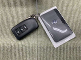手荷物が多いときでも、スマートキーをバッグやポケットに携帯していれば、キーを取り出すことなくドアの解錠・施錠ができます。便利なカードキー付き。