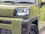 【LEDヘッドライト】悪天候や夜間走行時も良好な視界を確保し安心して運転できる高輝度LEDヘッドライトを装備!点灯速度が早く、消費電力も抑えられています。