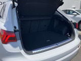 開口部が低く設定されているので、荷物の積み下ろしがスムーズに行えます。更に分割可倒式リアシートの採用でシートのバックレストを倒すと、大きく長い荷物も積み込めます。