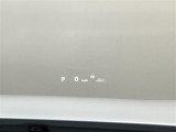 【カラーヘッドアップディスプレイ】運転に必要な情報をウィンドシールドガラスの視野内に投影します。運転シーンに合わせて表示モードの切り替えが可能です。