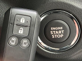 【キーレススタートシステム】カバンやポケットに入れたままでもドアの施錠・解錠が可能なスマートキーを装備。エンジンのオン・オフ時もカギを取り出す必要が無いからとっても便利です♪