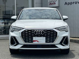 シングルフレームグリルはAudiの象徴的なデザイン要素であり、一目でAudiとわかるスタイル、大きくて迫力のある形状が車のスポーティな印象を強調しており、魅力的なデザインとなっています。