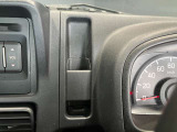 運転席側には使いやすいドリンクホルダーがについています。その横にはペンホルーダー付き。