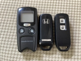 スマートキーを装備しています。鍵を差し込むことなくドアロックの開け閉めと、スタートボタン操作でのエンジンスタートができます。加えて、純正リモコンエンジンスターター用の操作キーもついています。