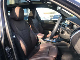 【コックピットシート】BMW車の主役席。車体中央にくる様に配置し車両重心とが一致する事でドライバーと車との一体感あるドライビングを実現。人間工学に基づき形成した形状が長時間のドライブ疲労も軽減します!
