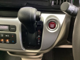 CVT車のセレクトレバーです。低速から高速まで、変速ショックのないスムーズな走りを実現するとともに、エンジン効率のよい領域を維持することで燃費にも貢献します。