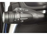 ヘッドライトスイッチは左側のウインカーレバーに装備されます。