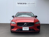 ワゴンでありながらクーペを思わせるスタイルのV60は傾姿勢のフォルムが大人気です!高いパフォーマンスを持つエステート!隅々に息づくスカンジナビアンデザインをぜひ店頭でご覧ください!