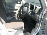 運転席まわりです。運転席からの視界が左右に広く隅々まではっきりと見渡せます!クルマの前端も把握しやすく安心して運転できます!