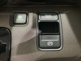 セレクトレバーの右に電子制御パーキングブレーキがあります。スイッチひとつで、停車した地点の傾斜などをシステムが検知・判断してブレーキ力を自動的に最適制御し、しっかり停車できるパーキングシステムです。