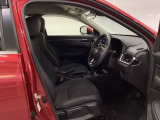 フロントは広々セパレートシート、運転席は、高さを調整できるハイトアジャスター付きです。
