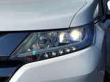 【LEDヘッドライト】悪天候や夜間走行時も良好な視界を確保し安心して運転できる高輝度LEDヘッドライトを装備!点灯速度が早く、消費電力も抑えられています。